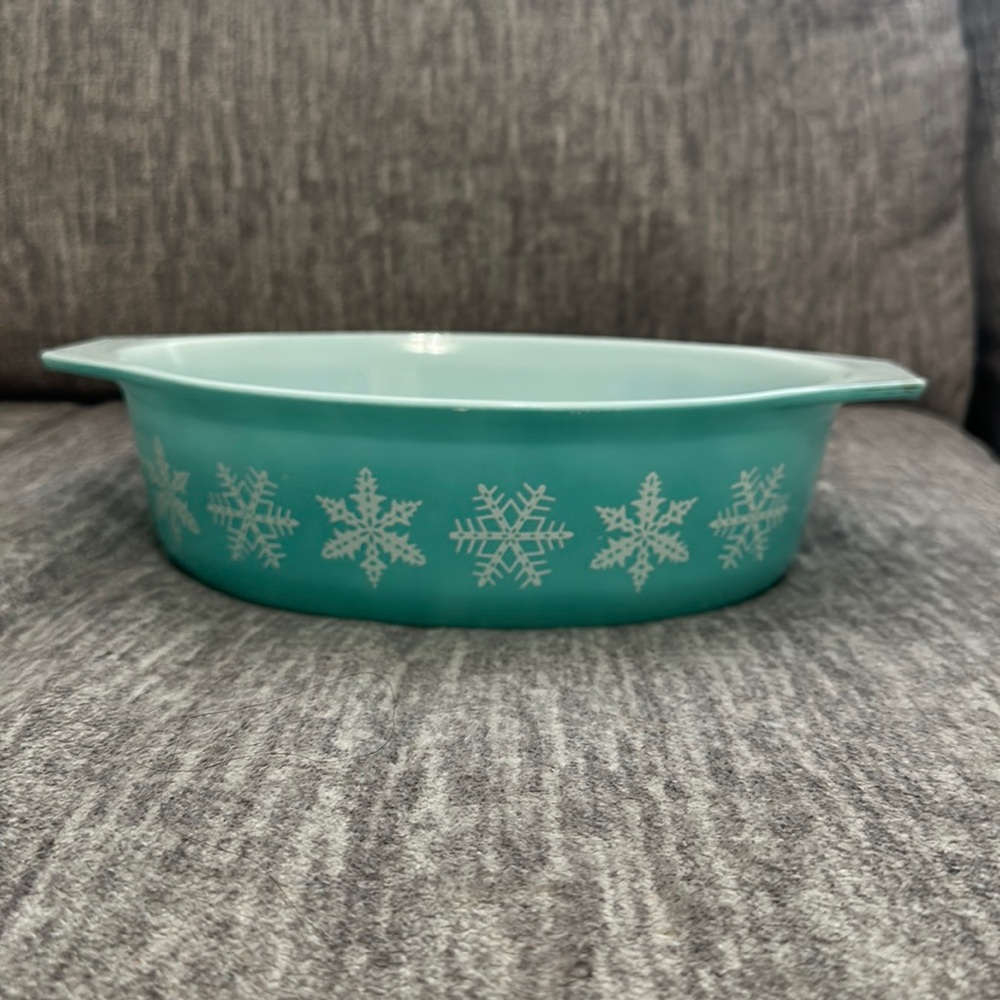 Vintage snowflake Pyrex dish